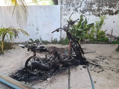 ފުލުހެއްގެ ސައިކަލުގައި ރޯކޮށްލި މައްސަލައިގައި ދަޢުވާކޮށްފި