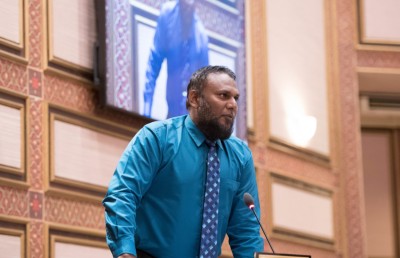 މެންބަރު އިބްރާހީމް ނަސީރުގެ އަތުން ތިން ލައްކައެއްހާ ރުފިޔާ ހޯދަން ކޯޓަށް