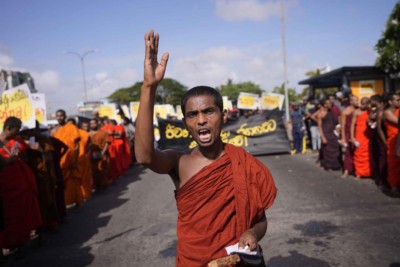 ލަންކާގައި ތެލުގެ ދަތިކަން ބޮޑުވެ ސްކޫލަތައް ބަންދުކޮށްފި