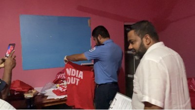 ވެލިދޫ ޕީޕީއެމް އޮފީހުގައި ހުރި "އިންޑިއާ އައުޓް" ޓީޝާޓްތައް ފުލުހުން ގެންގޮސްފި