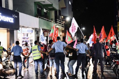 ރޭގެ މުޒާހަރާގައި ފުލުހަކު ނޫސްވެރިންނަށް އިންޒާރު ދިން މައްސަލައެއް ބަލަން އެދިއްޖެ