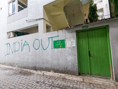 ކެނެރީގޭ ފާރުގައި "އިންޑިއާ އައުޓް" ލިޔުނުކަމަށް ތުހުމަތު ކުރެވޭ މީހާ ހައްޔަރުކޮށްފި