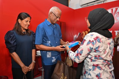 ރައީސްގެ ދެކަނބަލުން ފުޑް އެންޑް ބެވަރޭޖަސް ޝޯ އަށް ޒިޔާރަތް ކުރައްވައިފި