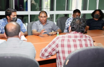 ހޯމް ސްޓޭ: މެހުމާންދާރީން ރަށަށް ޑޮލަރު!