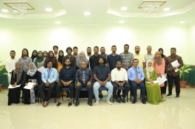 ފުނަދޫގައި ކުރިއަށް ގެންދިޔަ ހޭންޑްބޯލް ކޯޗިން ކޯސް ނިންމައި ބައިވެރިންނަށް ލިޔުން ހަވާލުކޮށްފި