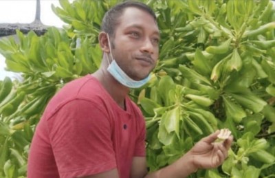 ޓުއަ ގައިޑަކަށް ހެދިގެން ބިދޭސީއަކު ޓޫރިސްޓެއްގެ ފައިސާތައް ވަގަށް ނަގައިފި