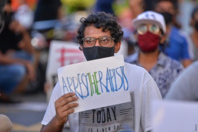 ލިފްޓެއްތެރޭގައި އަންހެނަކަށް ޖިންސީ ގޯނާ ކޮށްފި