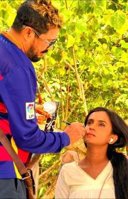 މަނިކުގެ އެކްޓިންއަށްވުރެ މޭކަޕްގެ ކުލަތައް ރީތި!