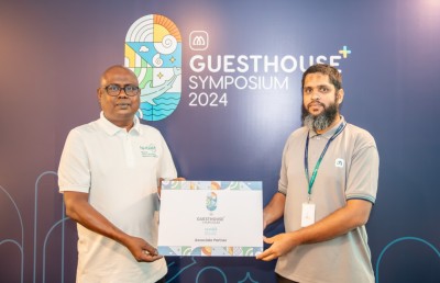 ގެސްޓްހައުސް ސިމްޕޯޒިއަމްގެ ޕާޓްނަރުންނާއެކު ސޮއިކޮށްފި