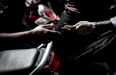 ފިނި ކޮޓަރިން ހިންގާ ކަޅުބާޒާރުގެ ހަތަރު ފަރާތް!