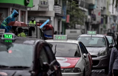 ޓެކްސީއަކަށް އެރި ދެ މީހަކު ޑްރައިވަރަށް ވަޅިން ބިރުދައްކައި ފައިސާތަކެއް ފޭރިއްޖެ