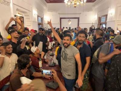 ލަންކާގައި މުޒާހަރާ ކުރާ މީހުން ބޮޑުވަޒީރުގެ އޮފީހަށް ވަދެގަނެފި