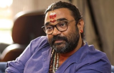 އަކްޝޭގެ "ޓޮއިލެޓް" ހެދި ޑައިރެކްޓަރު ބައޮޕިކެއް ފިލްމެއް ހަދަނީ