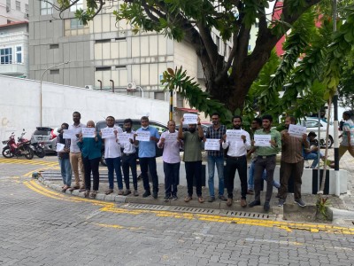 މަަސްދަރު ހާމަކުރަން މަޖުބޫރުކުރެވޭ އިސްލާހާ ގުޅިގެން ނޫސްވެރިން މަޖިލިސް ކައިރީގައި އިހުތިޖާޖު ކުރަނީ