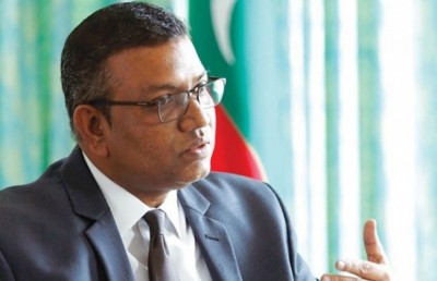 ޑޮލަރަށް ޖެހިފައިވާ އިގްތިސާދެއް: ކޮޅެއް، މެދެއް ފެނިދާނެތަ؟