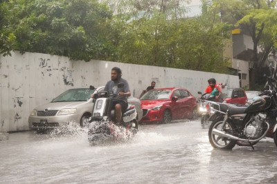 މާލޭގައި ފެންބޮޑުވެ ގޭގެއަށް ފެން ވަންނަން ފެށުމުން، ސިފައިން ނިކުމެ ފެން ހިއްކަން ފަށައިފި