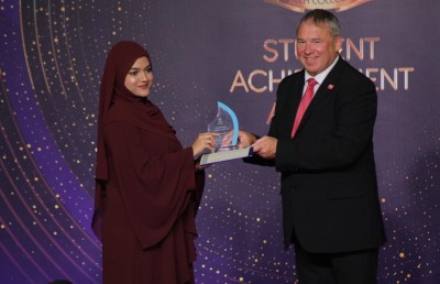 މަތީ ވަނަަތައް ހާސިލްކުރި ދަރިވަރުންނަށް ވިލާ ކޮލެޖުން އެވޯޑް ދީފި