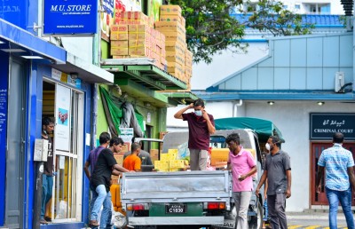ޑޮލަރަށް ޖެހިފައިވާ އިގްތިސާދެއް: ކޮޅެއް، މެދެއް ފެނިދާނެތަ؟