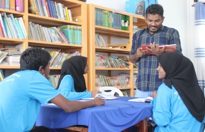 ފަތުހުﷲ: ދަރިވަރުންނާއި ޓީޗަރުންގެ ދިވެހި ޓީޗަރު