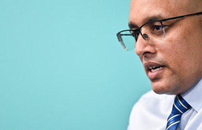 ލުއިކުރި ޓެކްސްގައި ތާށިވެފައި، ވަރުގަދަ ފިޔަވަޅުތަކެއް އަޅަނީ