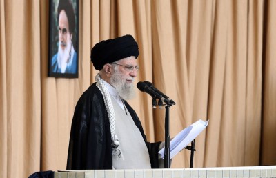 އެކުވެރިންނާ އެކު އިޒްރޭލާ ދެކޮޅަށް ކުރާ ހަނގުރާމާގައި ފަހަތަކަށް ނުޖެހޭނަން: ޚާމަނާއީ