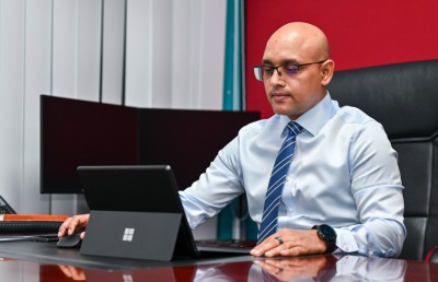 ލުއިކުރި ޓެކްސްގައި ތާށިވެފައި، ވަރުގަދަ ފިޔަވަޅުތަކެއް އަޅަނީ