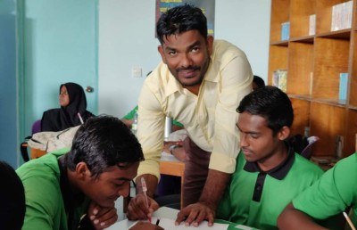 ފަތުހުﷲ: ދަރިވަރުންނާއި ޓީޗަރުންގެ ދިވެހި ޓީޗަރު