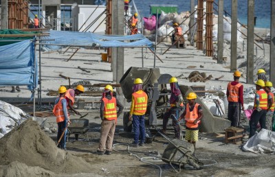 އާދަޔާ ހިލާފް މަރެއް، ޓަނެއް ހުންނަހާ ކޮންކްރީޓް ޝީޓެއް ކުއްލިއަކަށް އުފުލިފައި ޖެހުނީ ބޮލުގައި