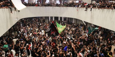 ސަދްރުގެ ސަޕޯޓަރުން އިރާގުގެ ޕާލަމެންޓަށް އަރައިގަތުުމުން 125 މީހުން ޒަޚަމްވެއްޖެ