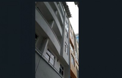 ގެޔަކުން ވެއްޓުނު ބިއްލޫރި ކުޑަދޮރަކުން ޖެހި ބޮޑު ޒަހަމެއް