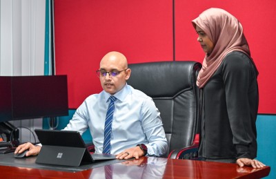 ލުއިކުރި ޓެކްސްގައި ތާށިވެފައި، ވަރުގަދަ ފިޔަވަޅުތަކެއް އަޅަނީ