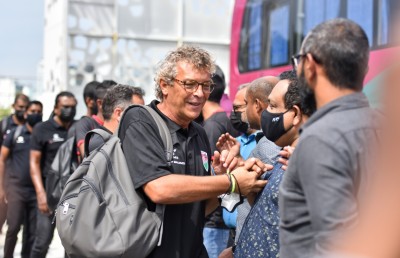 އަހަންނަކީ ޖާދޫގަރެއް ނޫން، ކުޅުންތެރިން އަމިއްލައަށް ވެސް މަސައްކަތްކުރަން ޖެހޭނެ: މޮރިއޭރޯ