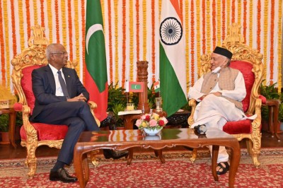 ރައީސްގެ ޝަރަފުގައި މަހަރަޝްތުރާ ގަވަރުނަރު މެންދުރުގެ ފަރިއްކޮޅެއް ދެއްވައިފި