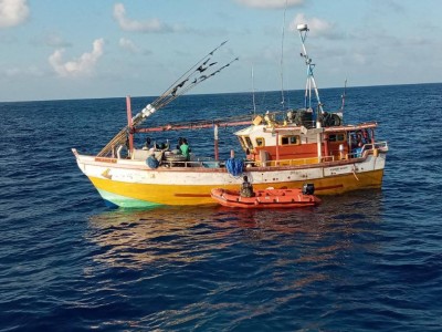 ރާއްޖޭ ސަރަހައްދުގައި މަސްވެރިންކަން ކުރަން އުޅުނު ދެ ބޯޓެއް އަތުލައިގަނެފި