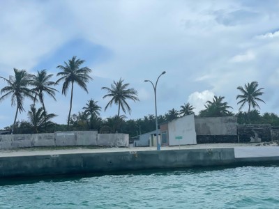 ރަސްގެތީމުގައި ދެ އަންހެނުން ދުއްވާފައި ދިޔަ ސައިކަލެއް ކޮންޓްރޯލް ނުވެ، ކަނޑަށް ވެއްޓިއްޖެ