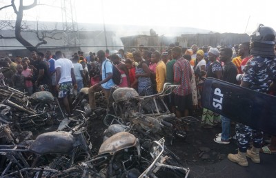 ސިއެރާ ލިއޯންގައި ތެޔޮ ޓޭންކަރެއް ގޮވައި 99 މީހުން މަރުވެއްޖެ