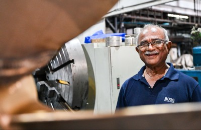 ފޮޓޯ ސްޓޯރީ: ރާއްޖޭގެ އިންޖީނުތައް ހިންގުމުގައި ލަންކާ ވިޖޭގެ 34 އަހަރު