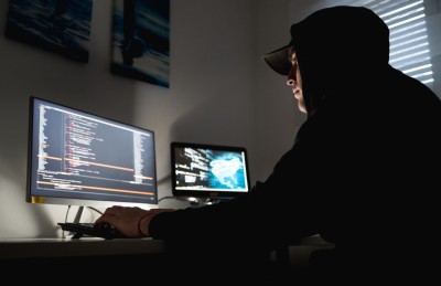 އޮންލައިން ސްކޭމް ހިންގާ ކަމުގެ ތުހުމަތަށް ޗައިނާގެ 230 މީހަކު ލަންކާއިން ހައްޔަރުކޮށްފި