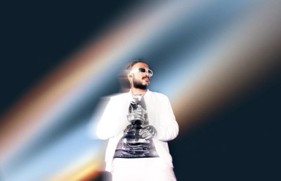 ރެވިއޯގެ އާ އަލްބަމް "ޑީއެންވީއާރް"