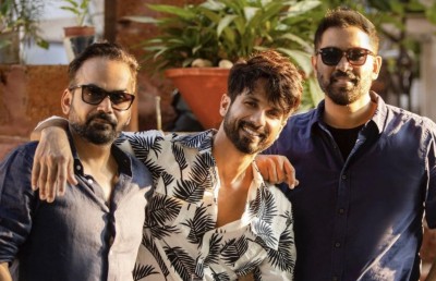 ޝާހިދުގެ ފުރަތަމަ ވެބް ސީރީޒްގެ ނަމަކީ "ފޭކްސް"