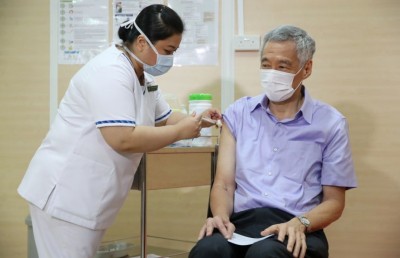 ކޮވިޑް ވެކްސިން ނުޖަހާ ނަމަ އެ ބައްޔާ ގުޅުން ހުރި ފަރުވާތައް ހިލޭ ނުދޭން ސިންގަޕޫރުން ނިންމައިފި