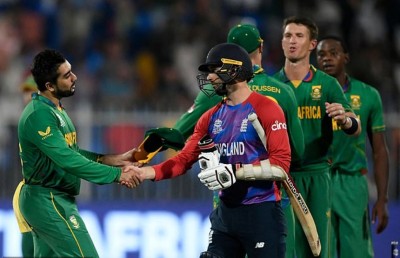 ދެކުނު އެފްރިކާ އަތުން ބަލިވިޔަސް އިންގްލެންޑް ސެމީ ފައިނަލަށް