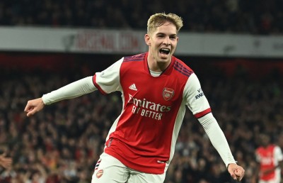 ސްމިތު ރޯ ފުރަތަމަ ފަހަރަށް އިނގިރޭސި ގައުމީ ސްކޮޑުގައި ހިމަނައިފި