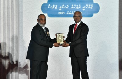 ދައުލަތަށް ހިދުމަތްކުރުމުގެ އިނާމު 117 ބޭފުޅަކަށް ދީފި