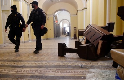 ޓްރަމްޕް ދެކޮޅު ހެދި ލިޔުންތައް ދޭން ކޯޓުން އަންގައިފި