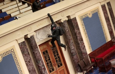 ޓްރަމްޕް ދެކޮޅު ހެދި ލިޔުންތައް ދޭން ކޯޓުން އަންގައިފި