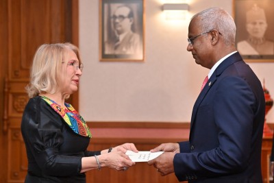 ތިން ގައުމެއްގެ ސަފީރުން ރައީސަށް ފަތްކޮޅު އަރުވައިފި