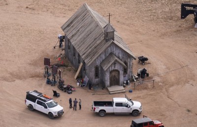 ފިލްމު ސެޓްގައި ހިނގި މަރާ ގުޅިގެން "ރަސްޓް" ގެ ޓީމަށް ކްރޫ މެމްބަރަކު ދައުވާކޮށްފި