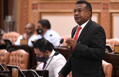 ފުލުހުން ތަކަކަށް ހަމަލާދިން މައްސަލައާ ގުޅިގެން ހުށަހެޅި ކުއްލި މައްސަލަ ބަލައިގެންފި
