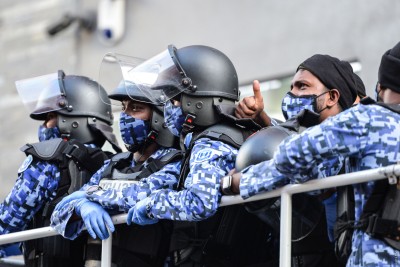 ފުލުހުންނަށް ހަމަލާ ދިން މައްސަލައިގައި އިތުރު ފަސް މީހަކު ހައްޔަރުކޮށްފި